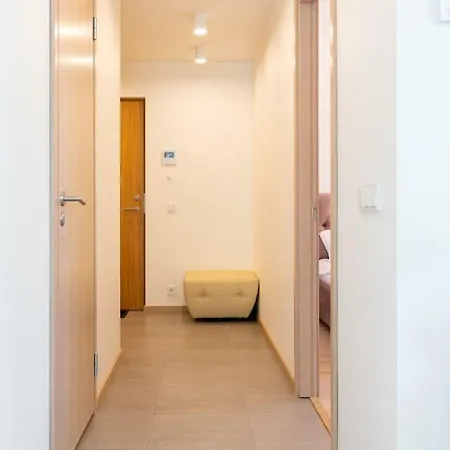Top Lynn Apartment